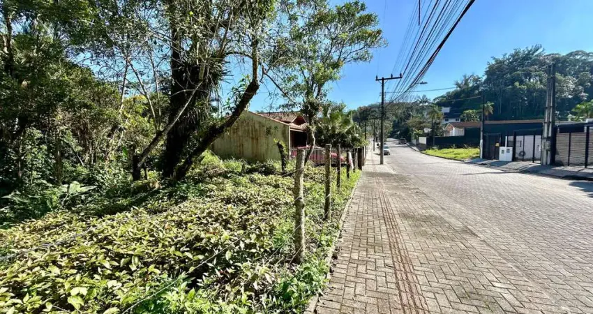 Terreno à venda no bairro glória - joinville - sc.  área total: 450m2 - frente e fundos : 15 metros, laterais: 30 metros.
