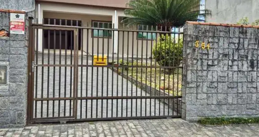 Casa à venda no bairro petrópolis, joinville - sc 142 m2 averbada 1 suíte + 1 dormitório; 2 banheiros + 1 lavabo;