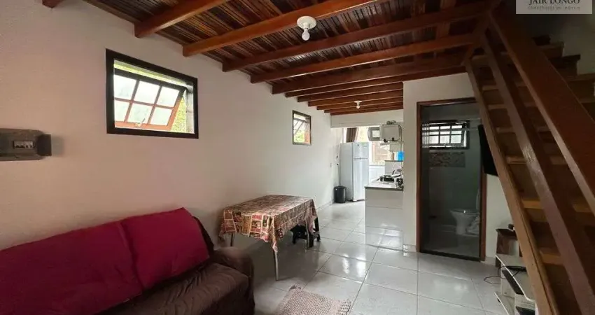 Apartamento com mezanino amplo dormitório, condomínio completo- perto da praia