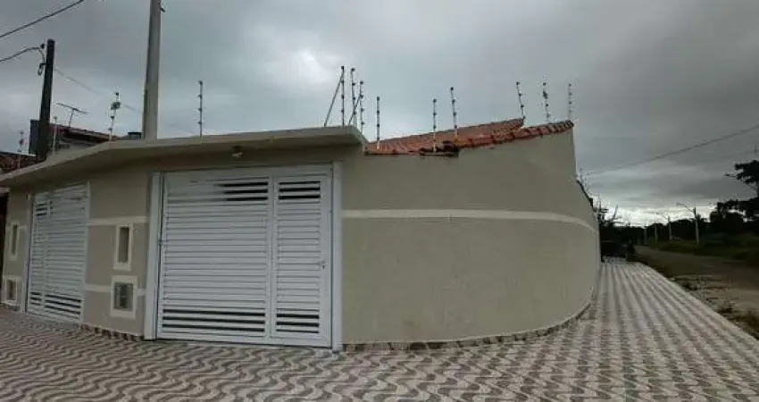 Casa geminada no bairro Agenor de Campos em Mongaguá-SP