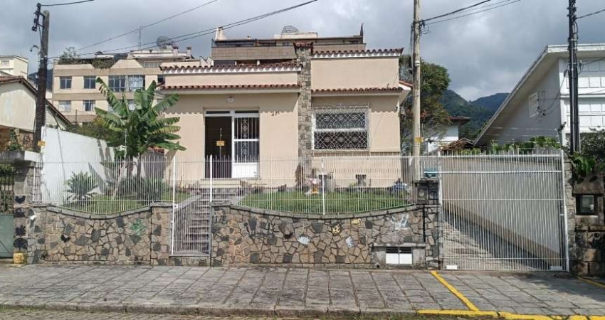 Imóvel de 600M² com 2 Casas Lineares, Localização perfeita, próxima da Feirinha.