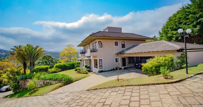 Casa em condomínio, com 5 quartos, piscina com 430m² no Golf.