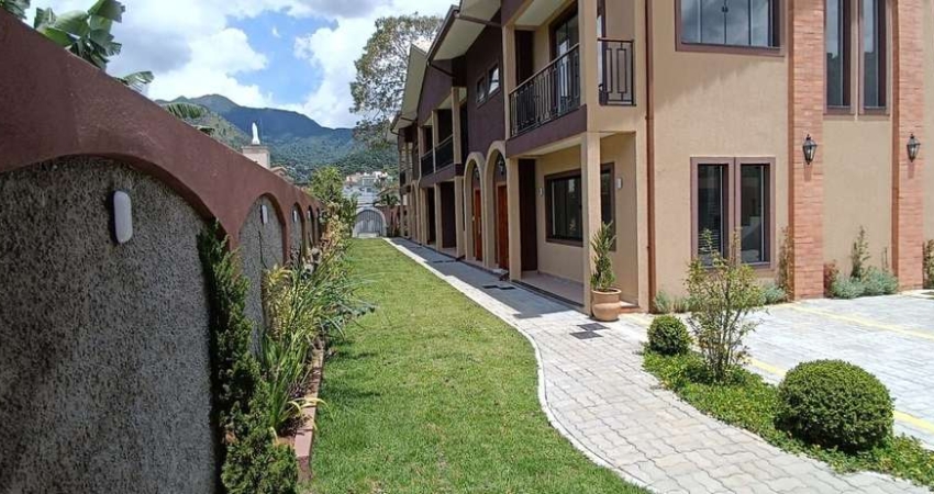 Casa moderna em Condomínio ao lado do Alto e Comércio. 3 Quartos, sendo 1 Suíte.
