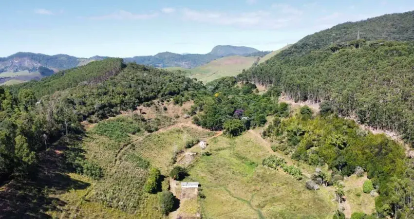 Linda Fazenda em Duas Barras, muita Água de Nascente e Lago. Ótima para plantio!