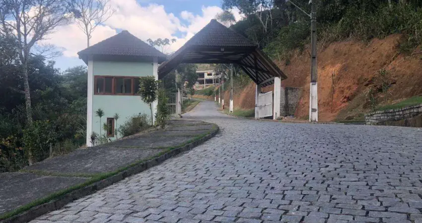 Terreno à venda em Teresópolis em condomínio fechado na Barra do Imbuí