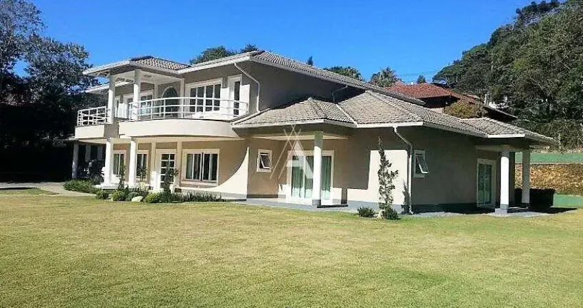 Casa de Alto Padrão com 4 Suítes e 9 Vagas no Parque do Imbuí