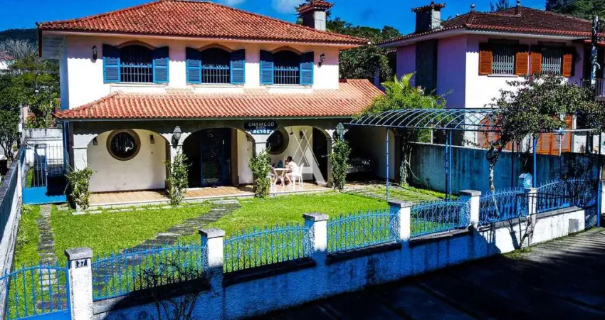 Casa de 4 quartos (2 suítes) próximo ao Clube Comary