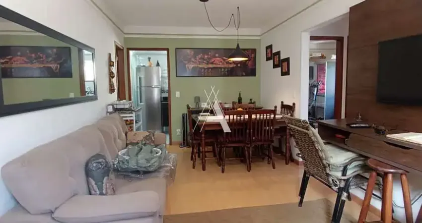 Apartamento 2 quartos, varanda, 2 banheiros. garagem coberta. ótima localização.