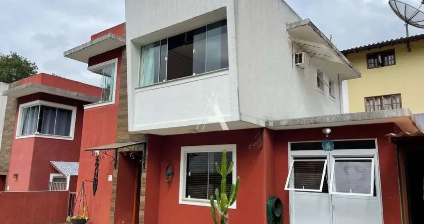 Casa em condomínio sossegado, com 2 suítes, sala em 3 ambientes e área externa.