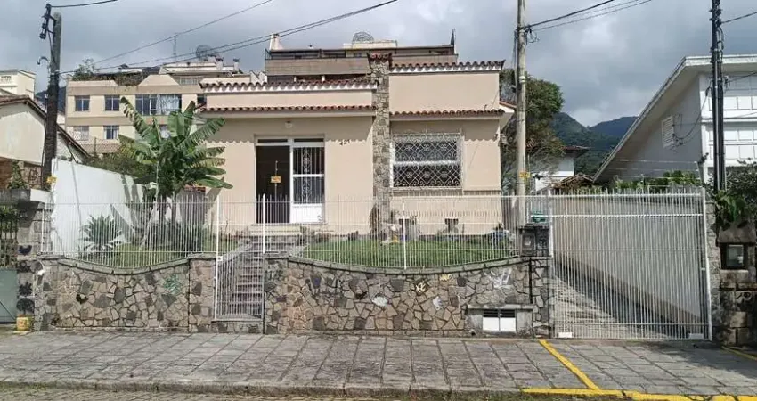 Imóvel de 600m² com 2 casas lineares, localização perfeita, próxima da feirinha.