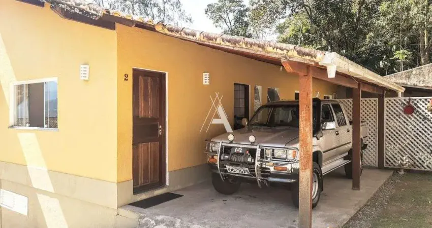 Casa linear, em condomínio fechado, com garagem coberta e quintal privativo.
