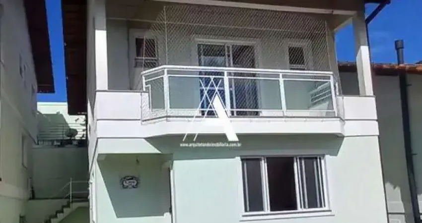 Linda casa em condomínio fechado. 4 quartos (1 suíte c/varanda). 2 vagas. lazer!