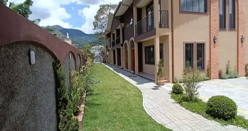 Casa moderna em condomínio ao lado do alto e comércio. 3 quartos, sendo 1 suíte.