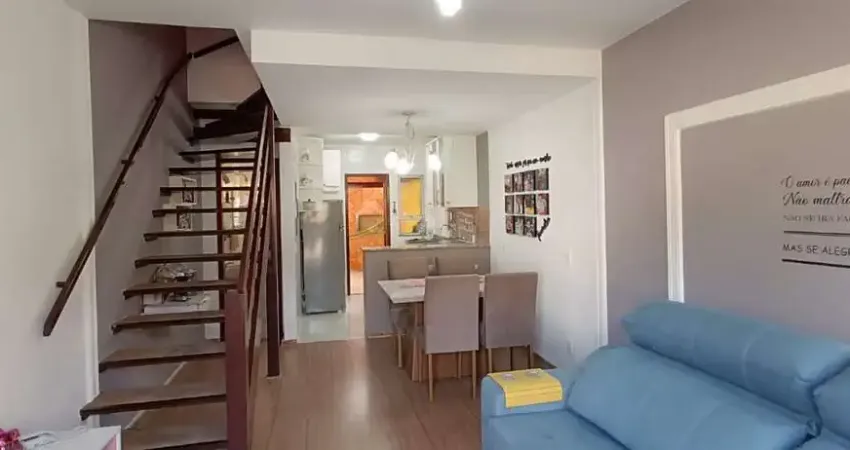 Casa duplex em condomínio fechado e lazer. 2 quartos, 2 banheiros e área gourmet