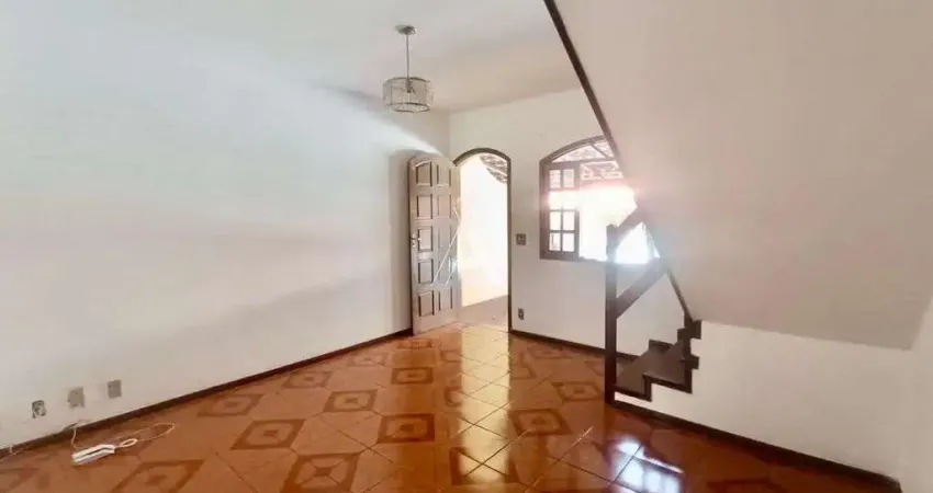 Casa 2 quartos + sótão habitável, varanda com vista. condomínio lazer completo.