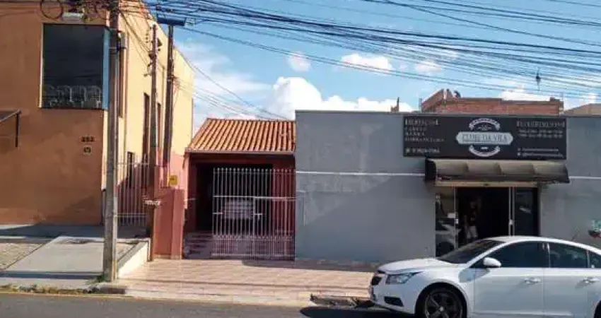 Excelente imóvel localizado no Jardim Planalto em Araucária; *Contendo uma casa de Alvenaria* - 3 amplos quartos; - Sala; - 2 cozinhas; - 2 banheiros; - Lavanderia; - Quintal; - Garagem coberta para 2