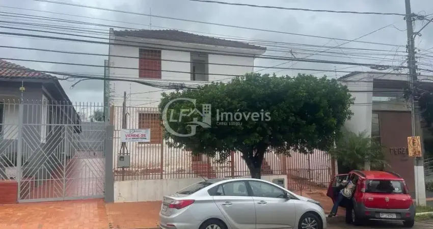 Casa espaçosa e luxuosa no Centro de Campo Grande-MS: 6 quartos, 4 salas, 2 banheiros, 12 vagas de garagem!