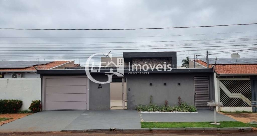 Impecável casa à venda em Campo Grande-MS, na Vila Jacy: 3 suítes, 2 salas, 4 banheiros, 5 vagas de garagem, 162,76 m² de área.