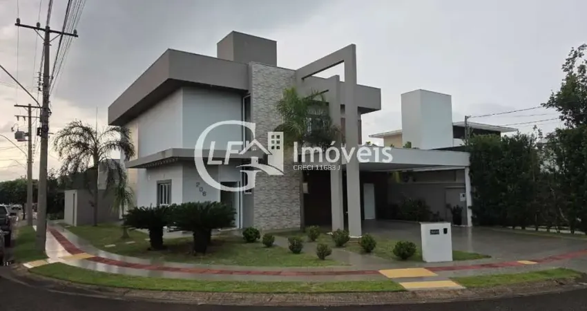 Casa de alto padrão em condomínio: 3 suítes, 2 salas, 6 banheiros, 2 vagas de garagem.