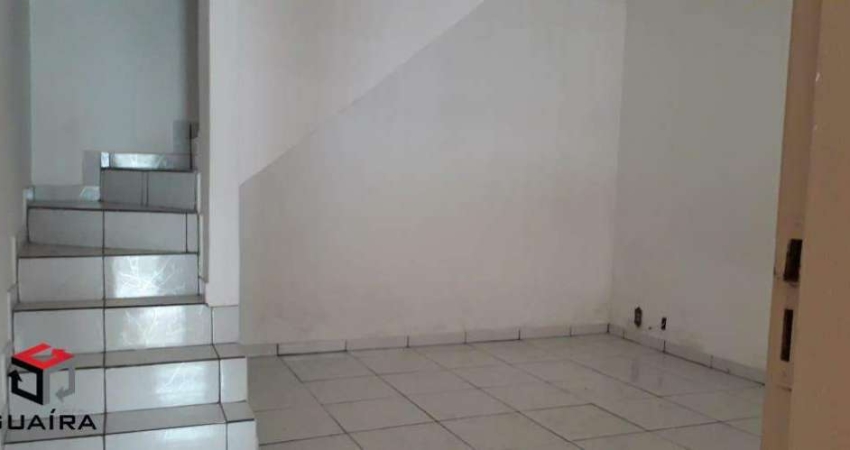 Sobrado com 2 quartos, sala, cozinha, 1 banheiro, 2 vagas de garagem.