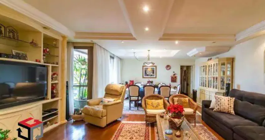 Apartamento amplo decorado em estilo clássico com 178m² localizado na Vila Gilda em Santo André.