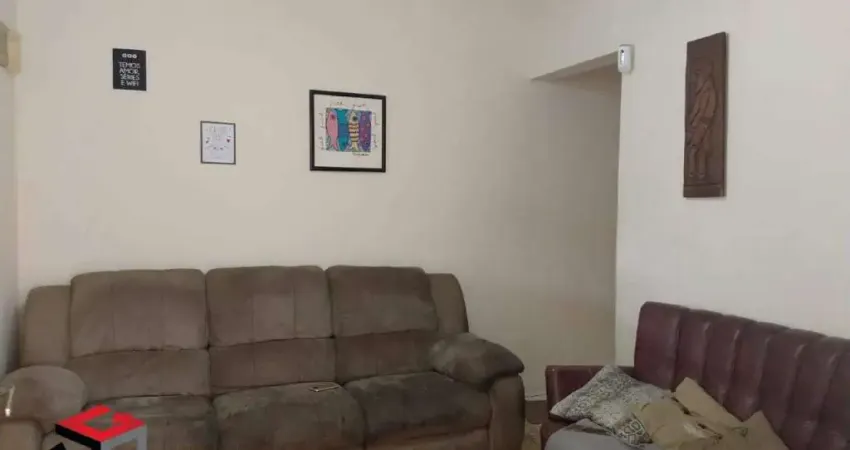 Casa térrea com 2 dormitórios, 2 vagas e quintal nos fundos