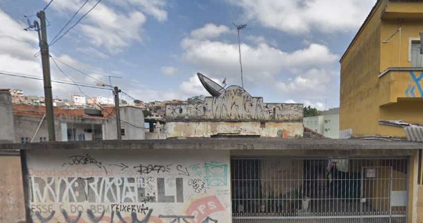 Área total: 532,30 m² - 2 Terrenos 1 com 250 m² e outro com 282,30 m².