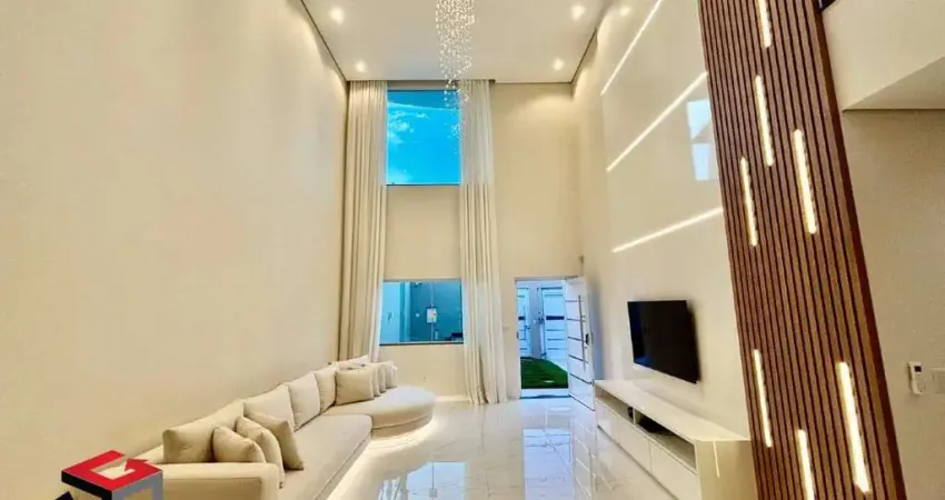 Sobrado mobiliado com layout diferenciado, 4 suites, energia solar WEG, piscina e 4 vagas de garagem.