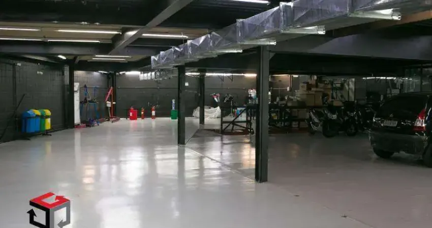 Galpão com 2.385m², com 6 banheiros e 4 vagas de garagem.