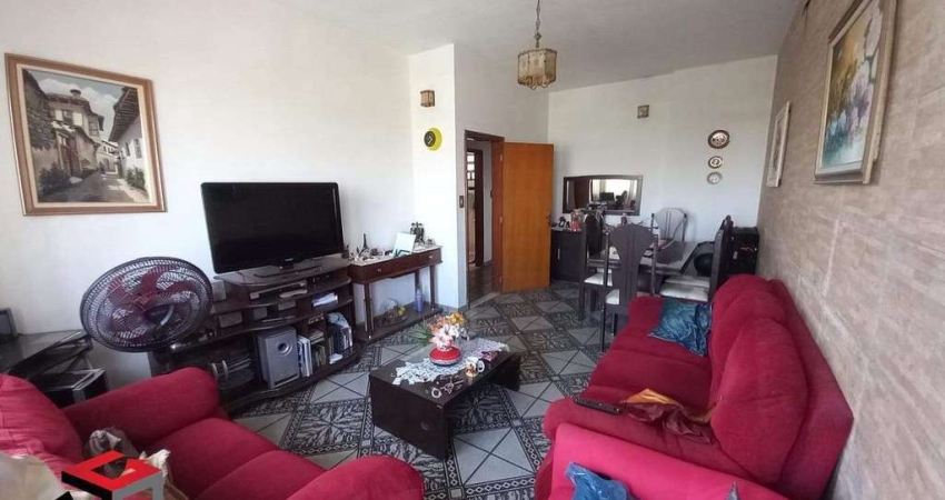 Casa com salão no térreo , vaga pra 4 carros, e área grande acima pra receber amigos.
