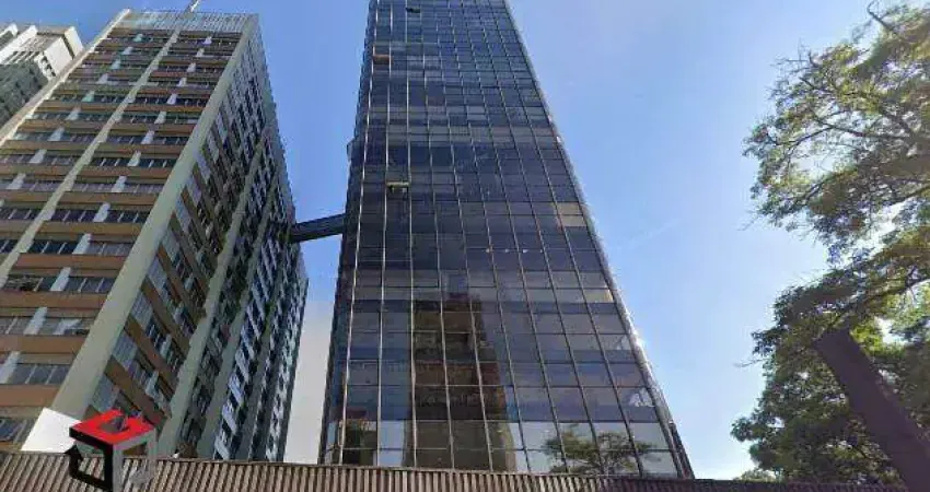 Espaçosa sala comercial á venda na Av Paulista recém reformada.