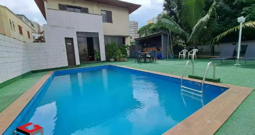 Casa ampla à venda com 752m² localizada no Bairro Pacaembu em São Paulo.