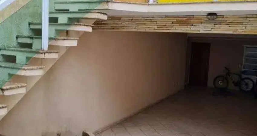 Sobrado á venda com 3 pavimentos, 3 quartos com 3 suítes, 6 banheiros, 3 vagas, Área Gourmet com lavabo, churrasqueira, Cozinha planejada.