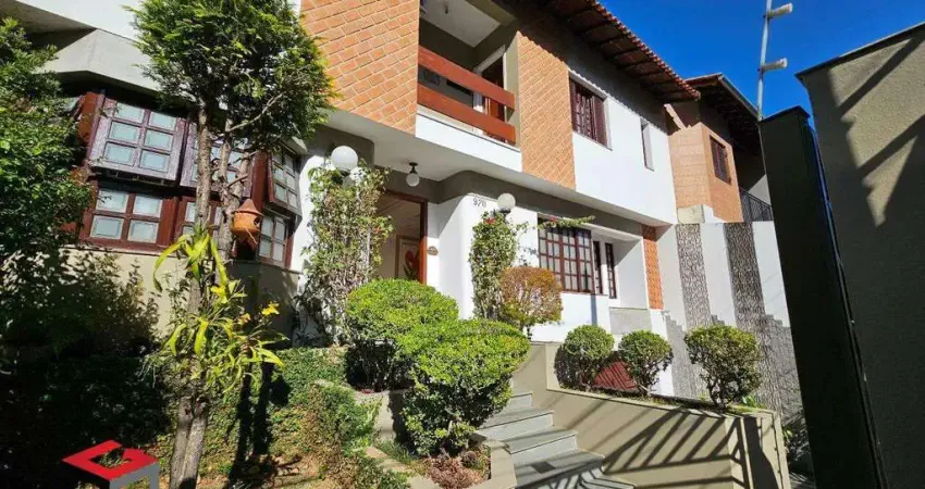 Lindo sobrado com 3 suítes, sala ampla, lareira, quintal, área gourmet e 4 vagas de garagem...
