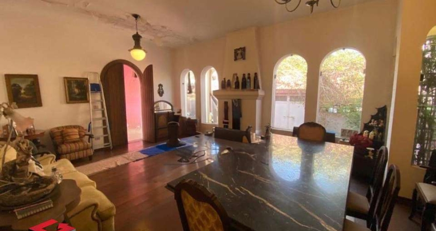Casa térrea em Vila com Segurança 24h. Duas suítes, sala dois ambientes e 2 vagas.