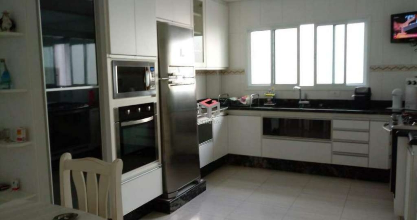 Sobrado com 244 m² localizado no Bairro Campestre em Santo André/SP.