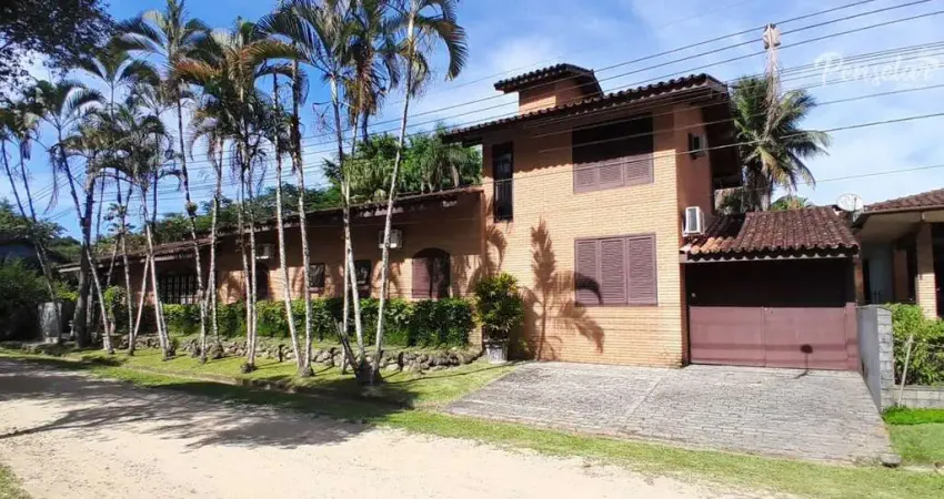 Casa em condomínio fechado com 6 suítes, piscina e área gourmet.