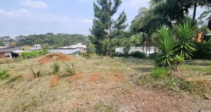 Terreno em condomínio fechado, com excelente localização e topografia, está há 15 minutos de suzano