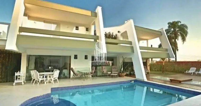 Alto de Pinheiros - Casa Sobrado de 471m² com 4 dormitórios sendo 2 suítes e 6 vagas de garagem.
