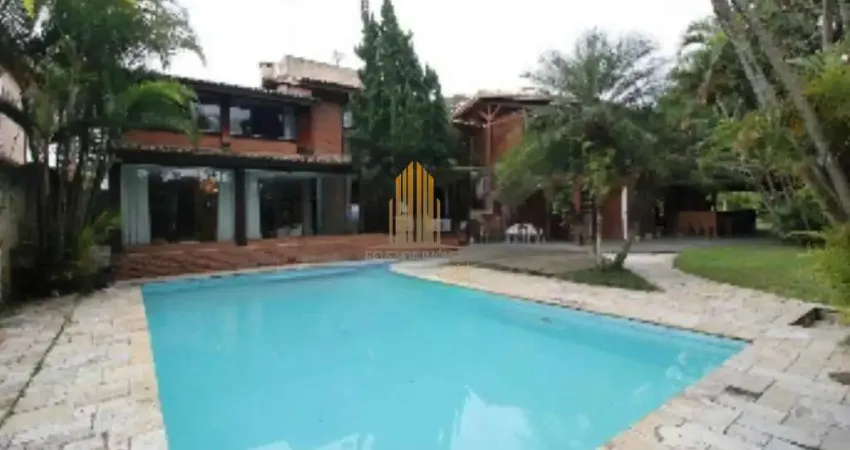 Casa Assobradada com 1000m². 04 dormes, 05 banheiros e 08 vagas. No bairro -  Interlagos. São Paulo.