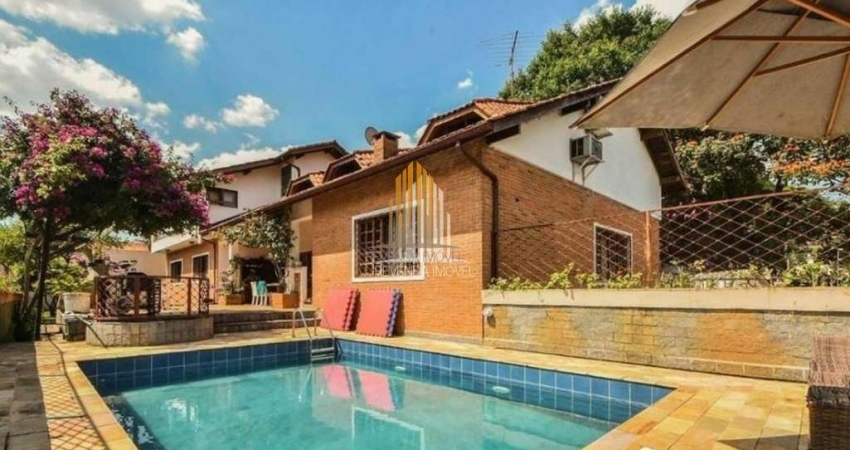 Casa térrea de 668m² com 5 dormr/3 Suítes, 7 banheiros, 4 vagas em Interlagos. Interlagos - SP, Casa