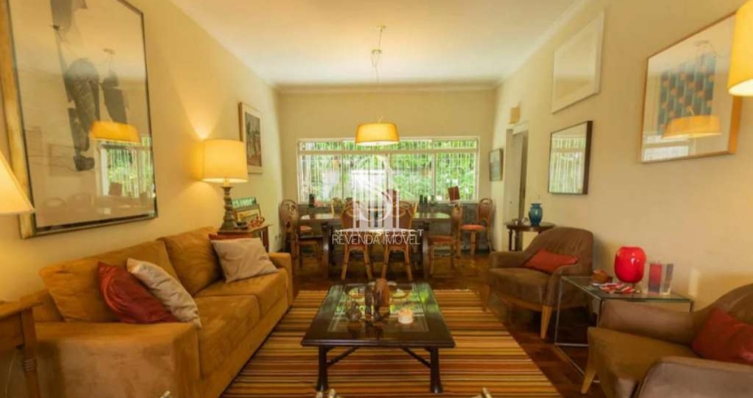 CASA TÉREEA DE 337M² POSSUI 5 DORMITÓRIOS SENDO 1 SUÍTE, 1 SALA E 3 VAGAS À VENDA NA REGIÃO DA LAPA.