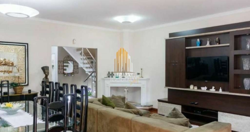 SOBRADO RESIDENCIAL DE 300M² POSSUI 4 DORMITÓRIOS , 4 BANHEIROS E 3 VAGAS Á VENDA NA REGIÃO DA SAÚDE