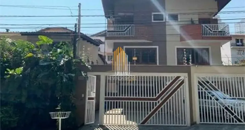 SOBRADO DE 180M², POSSUI 3 DORMITÓRIOS (3 SUÍTES), 2 SALAS, E 2 VAGAS, À VENDA NA REGIÃO DE MORUMBI.