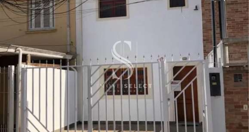 CASA À VENDA - POSSUI 130M²  COM 3 QUARTOS, SALA, 3 BANHEIROS E 2 VAGAS EM CHÁCARA SANTO ANTÔNIO.