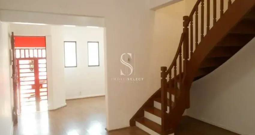 Sobrado Comercial, 101², 4 salas, 2 banheiros, despensa e área externa a venda no bairro Ipiranga.