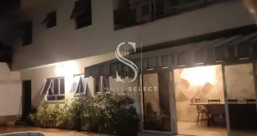 ALTO DE PINHEIROS, CASA ASSOBRADADA 426m² COM 6 QUARTOS, 2 SUITES, 6 BANHEIROS, PISCINA E 6 VAGAS Á