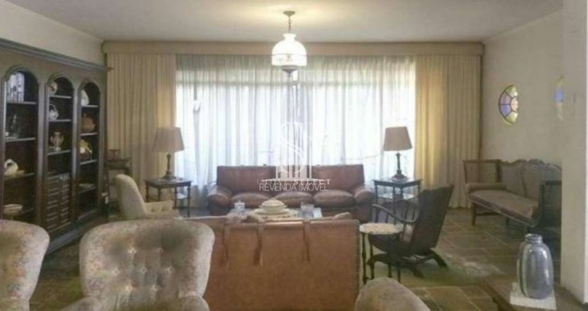 SOBRADO RESIDENCIAL DE 400M² POSSUI 4 DORM (1 SUÍTE), 2 SALAS E 3 VAGAS.