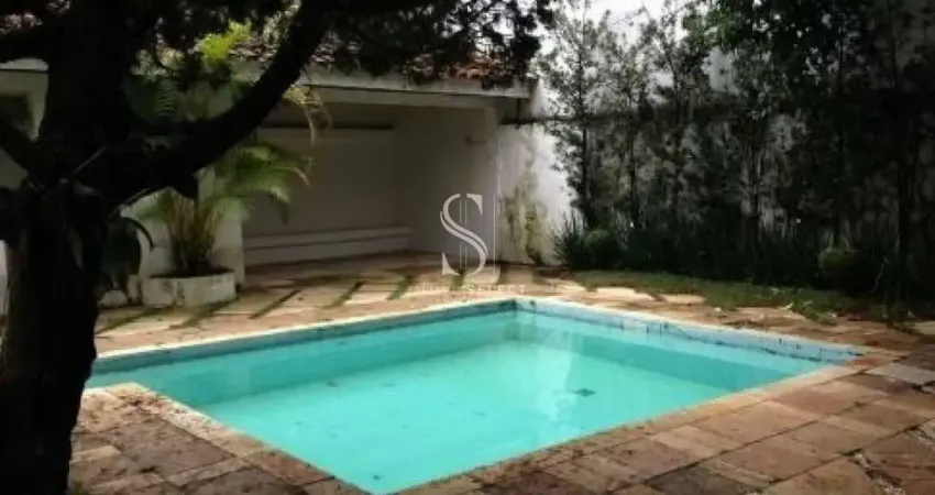 Morumbi - Sobrado Residencial de 525m² com 4 dormitórios, 2 suítes, piscina e 4 vagas.