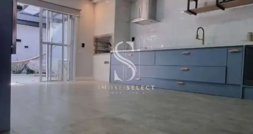 SAUDE - CASA ASSOBRADADA EM DE 130m² COM 3 QUARTOS, 3 SUITES, QUINTAL E 2 VAGAS Á VENDA